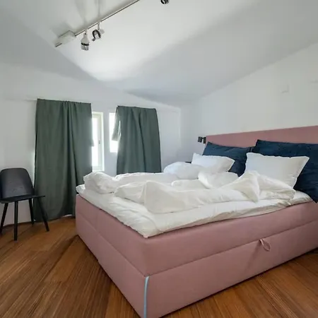 Stilig Og Romslig Penthouse Sentralt I *